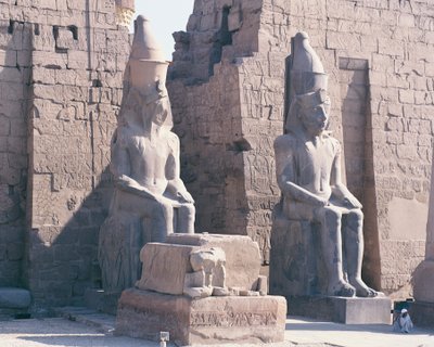 Temple de Louxor, pylône de Ramsès II, deux statues colossales du roi - Unbekannt Unbekannt