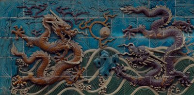 Deux dragons jouant avec les perles enflammées, majolique polychrome émaillée, détail du Mur des Neuf-Dragons, Parc Beihai, Pékin, Chine. Civilisation chinoise - Unbekannt Unbekannt