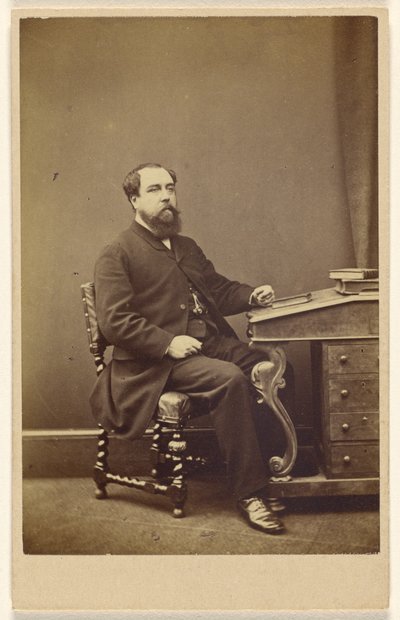 [Homme barbu non identifié assis à un pupitre, de profil 3/4]. - London Stereoscopic and Photographic Company