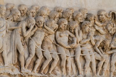 Les damnés conduits en enfer, détail des scènes du Jugement dernier (bas-reliefs de Lorenzo Maitani, avant 1275-1330, quatrième colonne, façade de la cathédrale d