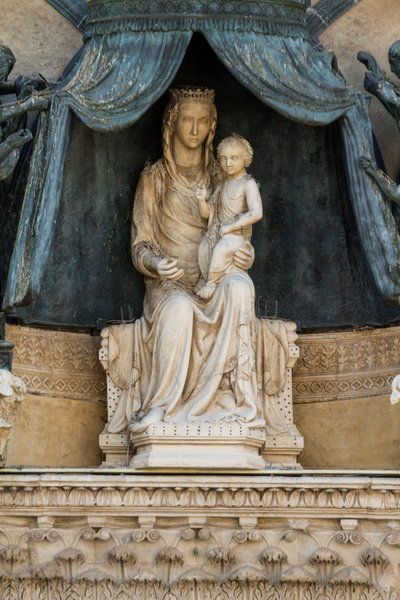 Madone avec enfant sur un dais en bronze, par Lorenzo Maitani, lunette au-dessus de l