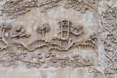 Naamah enseignant à un enfant à lire et Tubal-Caïn frappant des cloches avec un marteau; Enos fils de Seth dessinant avec un compas (bas-reliefs de Lorenzo Maitani, avant 1275-1330, première colonne, façade latérale de la cathédrale d