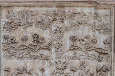 Naamah enseignant à un enfant à lire et Tubal-cain frappant des cloches avec un marteau; Enos, fils de Seth dessinant avec un compas, Histoires de la Genèse, bas-reliefs de Lorenzo Maitani, premier pilier, façade latérale de la cathédrale d