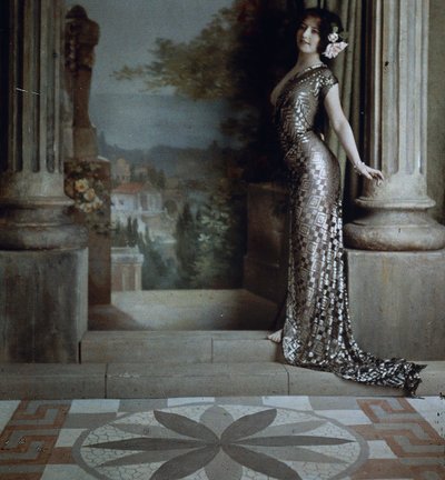 Femme semi-nue en robe argentée à motifs en losanges dans un intérieur classique, c.1850-1900 - Louis Amedee Mante and Edmond Goldschmidt