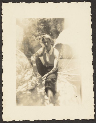 [Garçon assis dans l