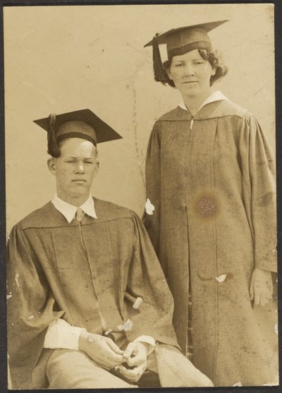 [Garçon et fille en bonnet et robe] - Louis Fleckenstein