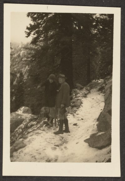 [Couple avec chien dans la neige] - Louis Fleckenstein
