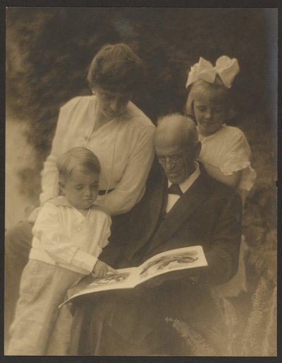 [Portrait de famille avec un livre d