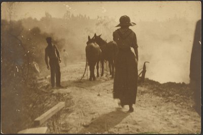 [Scène de ferme avec une femme marchant vers des chevaux] - Louis Fleckenstein