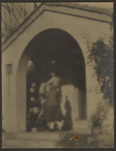 [Danseuse devant la maison] - Louis Fleckenstein