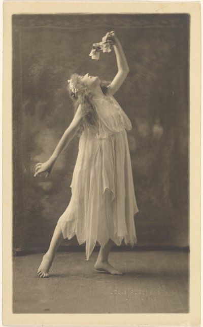 [Danseuse tenant une fleur devant une tapisserie] - Louis Fleckenstein