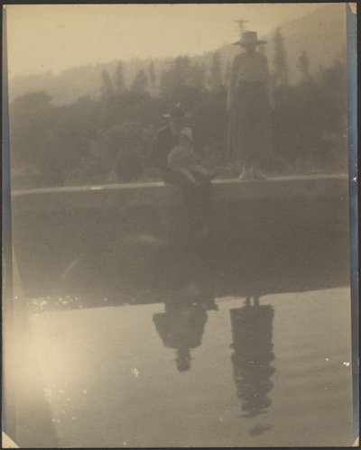 [Silhouettes se reflétant dans l