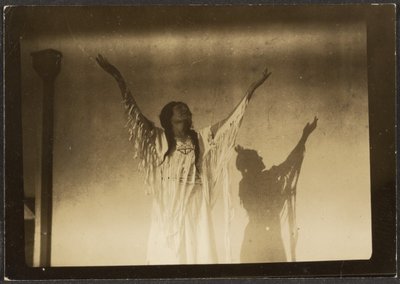 [Florence danse en costume amérindien] - Louis Fleckenstein