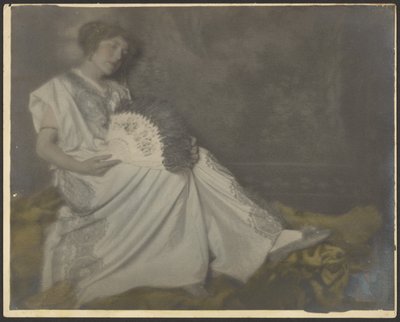 [Florence assise avec un grand éventail] - Louis Fleckenstein