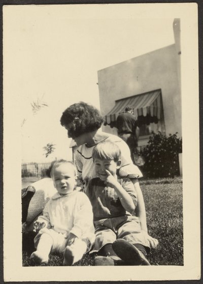 [Florence avec deux enfants sur la pelouse] - Louis Fleckenstein