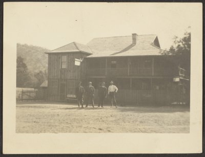 [Quatre hommes devant un bâtiment en bois] - Louis Fleckenstein