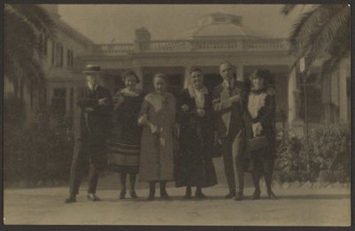 [Portrait de groupe devant un bâtiment public] - Louis Fleckenstein