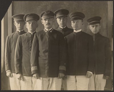 [Groupe de jeunes hommes en uniforme devant la tapisserie (Cadets )] - Louis Fleckenstein