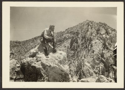 [Homme au sommet des rochers] - Louis Fleckenstein