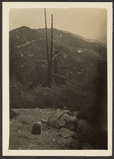 [Homme assis sur une colline] - Louis Fleckenstein