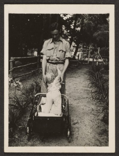[Homme et nourrisson dans une poussette] - Louis Fleckenstein