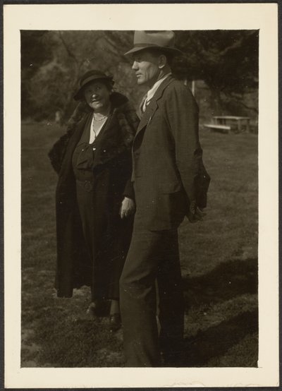 [Homme et femme debout dans l