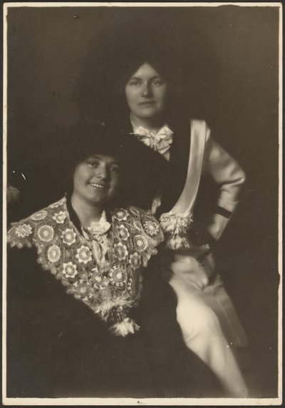 [Portrait de deux femmes en tenues ornées] - Louis Fleckenstein