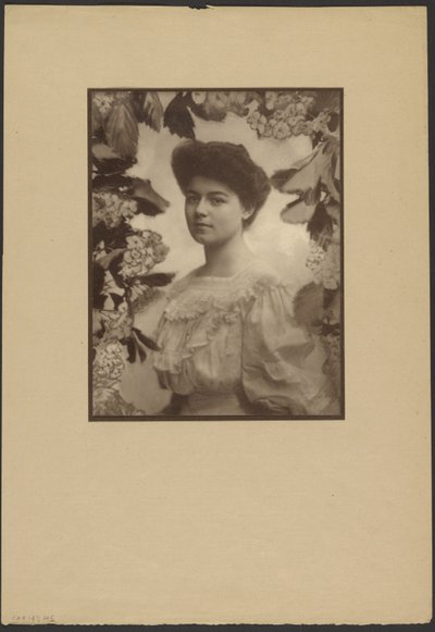 [Portrait de femme avec bordure florale peinte] - Louis Fleckenstein