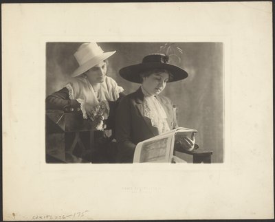 [Portrait de deux femmes avec un livre] - Louis Fleckenstein