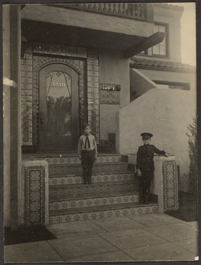 [Deux garçons devant l