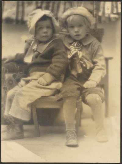 [Deux enfants partageant la même chaise] - Louis Fleckenstein