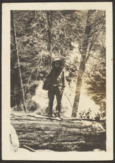 [Femme debout sur un arbre tombé] - Louis Fleckenstein