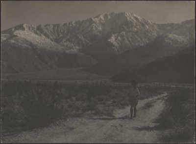 [Femme marchant sur un chemin vers les montagnes] - Louis Fleckenstein
