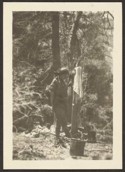 [Femme avec des seaux dans les bois] - Louis Fleckenstein