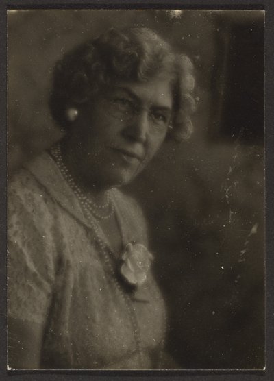 [Femme avec une fleur blanche et des perles] - Louis Fleckenstein