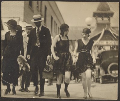 [Femmes costumées dans la rue] - Louis Fleckenstein
