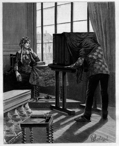 Et sans aucune mauvaise humeur, la dame du Midi remet son coude sur la table et son menton dans sa main. Photographe dans son studio prenant une photo avec une chambre noire. Dans « Trente ans de Paris » collection autobiographique d