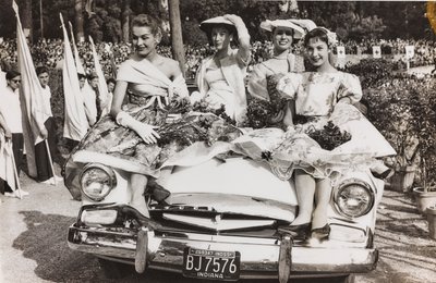 Mannequins posant sur une voiture sur la Piazza di Siena à Villa Borghese, Rome - Luigi Leoni