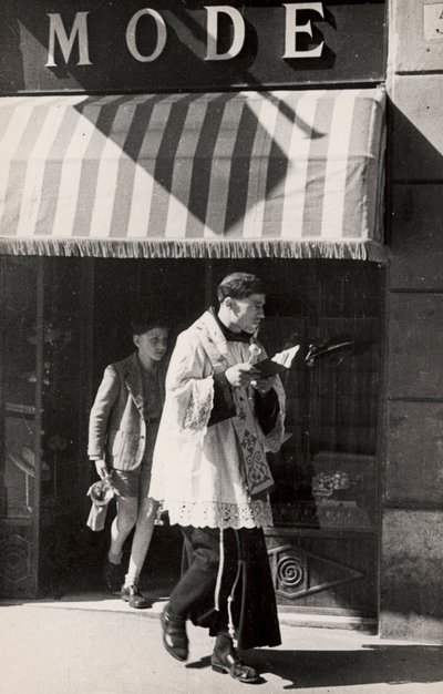 Prêtre pendant la bénédiction de Pâques - Luigi Leoni