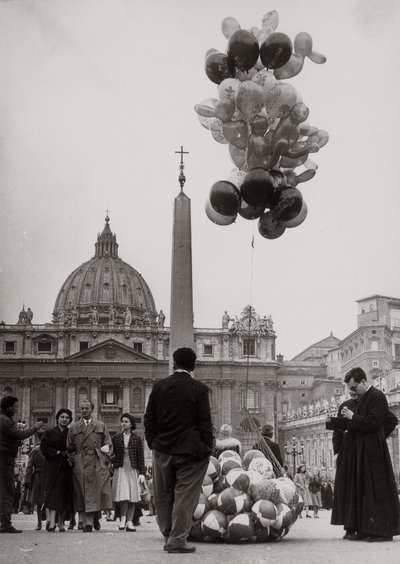 Vente de ballons devant la basilique Saint-Pierre au Vatican - Luigi Leoni