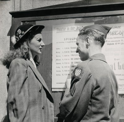 Soldat avec une jeune femme devant l
