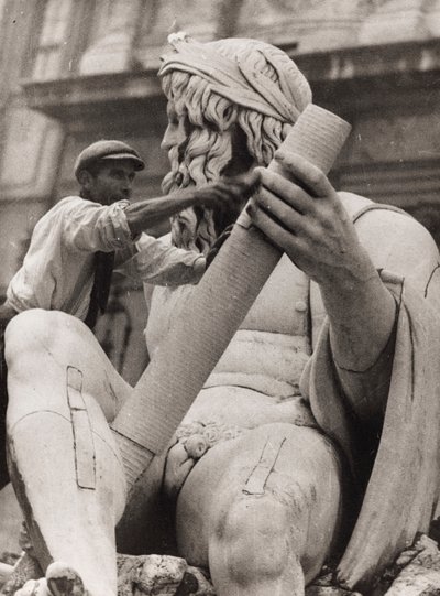Ouvrier sur la sculpture du Gange dans la fontaine des quatre fleuves sur la Piazza Navona à Rome - Luigi Leoni