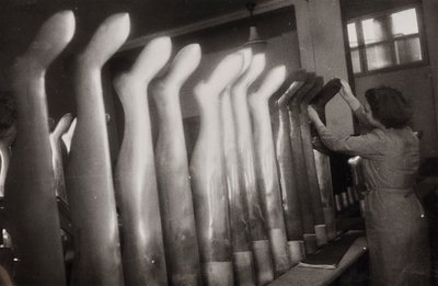 Des ouvriers pour travailler dans une usine de chaussettes - Luigi Leoni