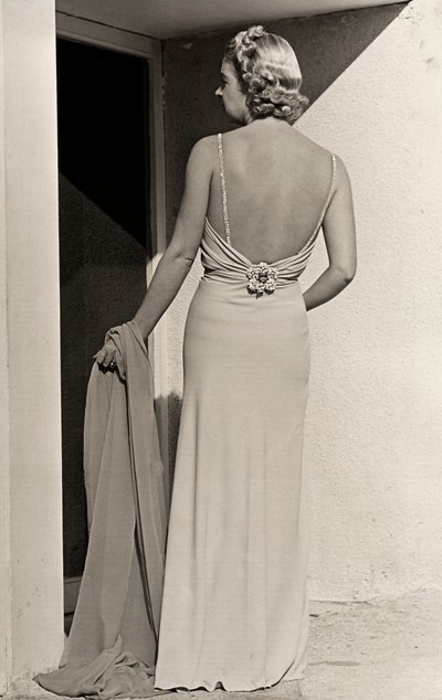 Mannequin vu de dos portant une robe de soirée de la maison de couture "Fumach" - Luis Bogino