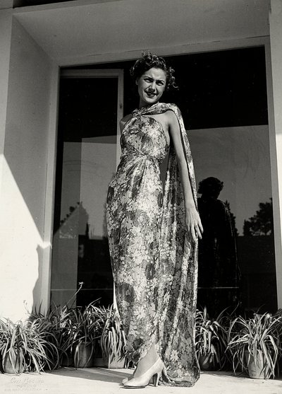 Modèle portant une longue robe à motif floral créée par la maison de couture "Graldi". L