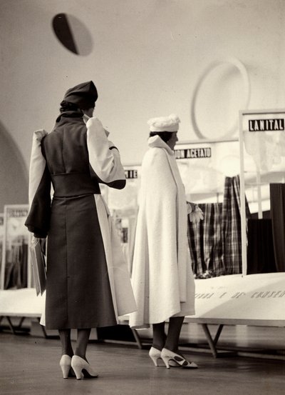 Deux mannequins vus de dos portant des créations de la maison de couture "Lamma" - Luis Bogino