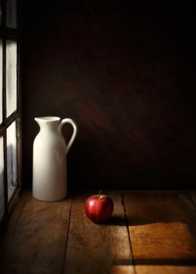 Nature morte avec une pomme et un pichet - Luiz Laercio
