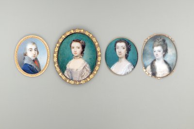 Mme Arabella Walker-Heneage, née Cope (d. vers 1818), en robe crème avec bordure en dentelle et manteau bordé de fourrure, perles enroulées dans ses cheveux relevés et bouclés, fond de ciel et de nuages - Luke Sullivan