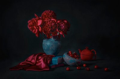 Pivoines sombres et cerises - Lydia Jacobs