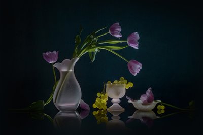 Tulipes et raisins lumineux - Lydia Jacobs